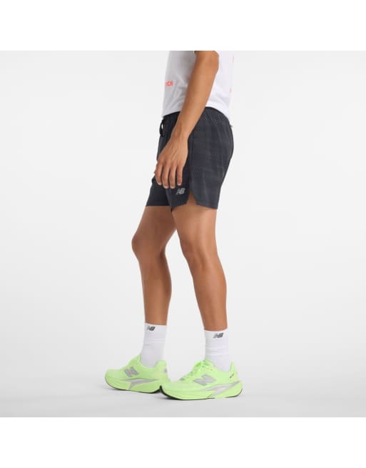 New Balance - RC - Reflecterende short 5 inch met print in zwart multi, 2 van 4