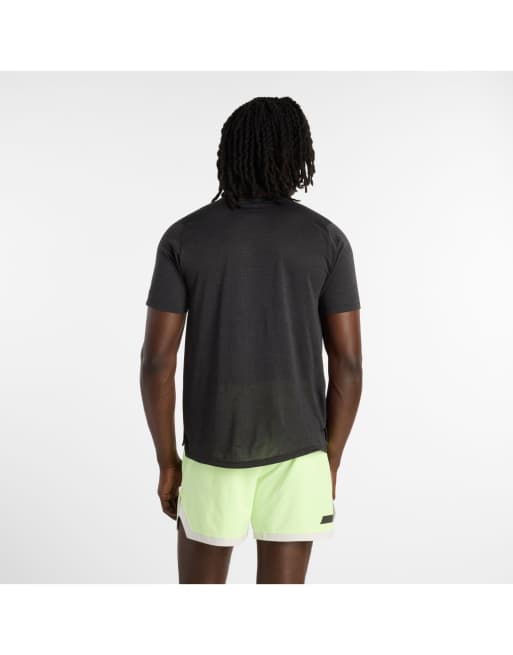New Balance - RC V2 - Camiseta básica negra básica con estampado gráfico, 3 de 4