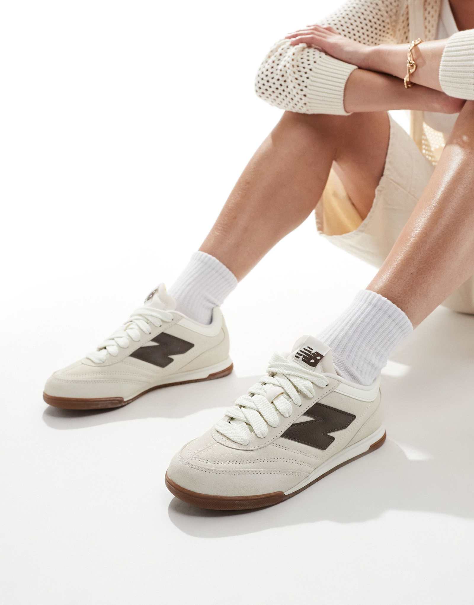 Бежевые кроссовки New Balance RC42 на резиновой подошве с коричневыми вставками
