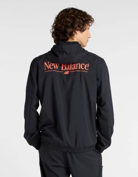 New Balance – Reimagined – Gewebte Jacke in Schwarz mit Print - view 1