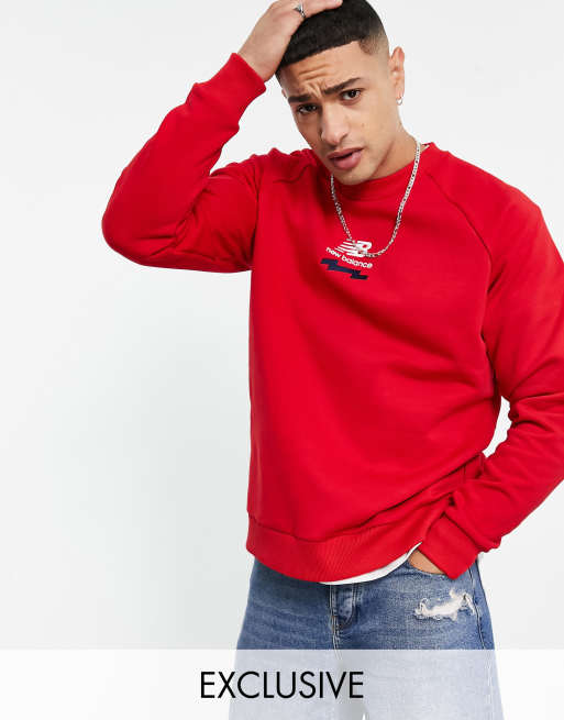 New Balance – Röd sweatshirt i collegestil, endast hos ASOS 