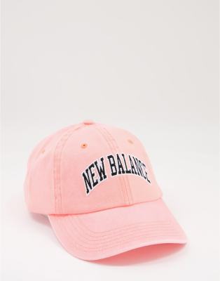 New Balance – Różowa czapka z daszkiem z logo w uniwersyteckim stylu