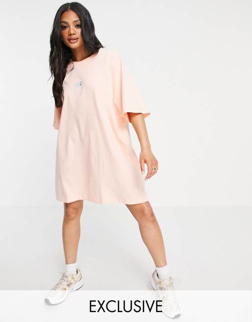 New Balance – Różowa sukienka T-shirtowa, tylko w ASOS