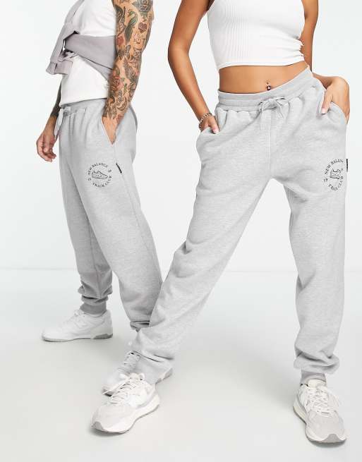 New Balance – Runners Club – Grå mjukisbyxor i unisex-modell, endast hos ASOS