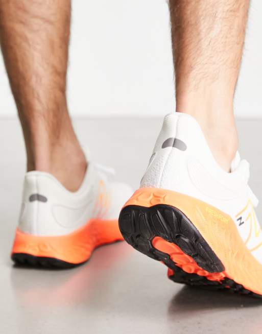 New Balance Running – 1080 – Sneaker in Weiß und Orange, 3 von 4