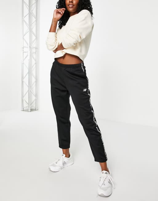 New Balance – Running – Svarta mjukisbyxor med tejpad logga