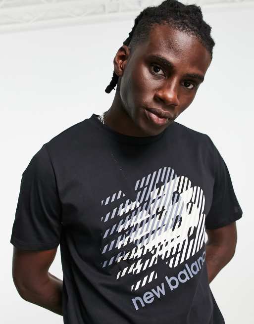 New Balance - Sort T-shirt med gentaget logoprint