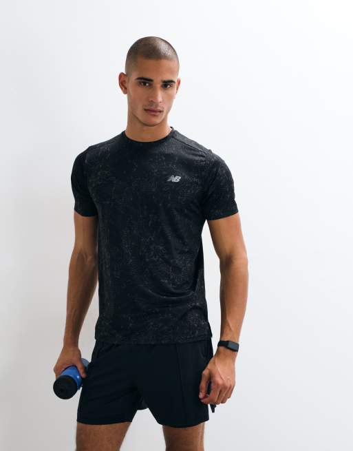 New Balance sport essential T-shirt med print i sort og grå, 3 af 5