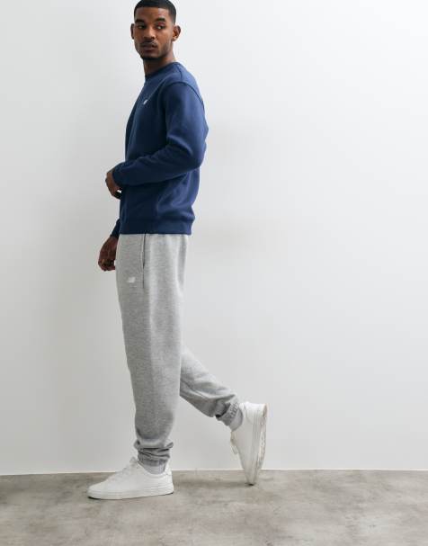 New Balance sport essentials fleece joggingbukser i grå - view 1