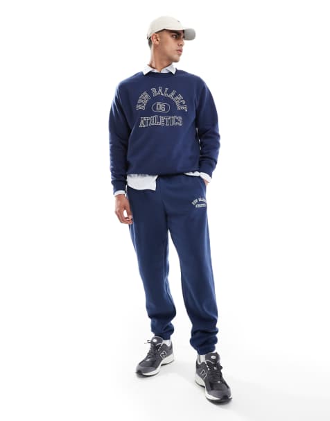 New Balance – Sport Essentials – Fleece-Jogginghose in NB-Marineblau mit Print - view 1