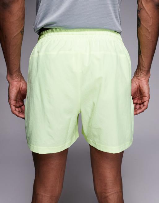 New Balance – Sport Essentials – Neongula shorts med 5 tum, 5 av 5