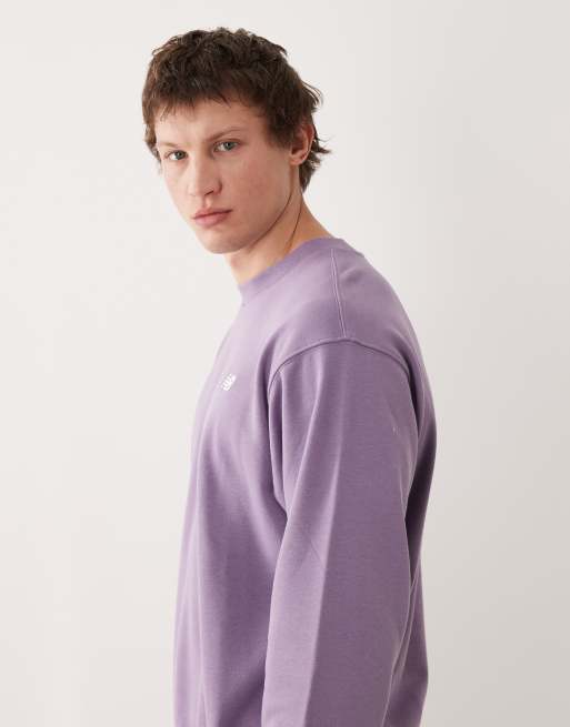 New Balance – Sport Essentials – Pullover aus French-Terry in Lila mit Rundhalsausschnitt, 4 von 5