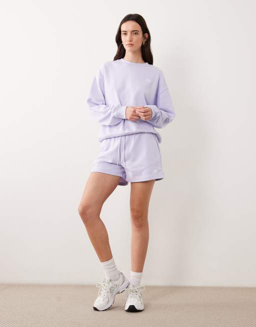 New Balance – Sport Essentials – Pullover aus French-Terry in Rauchlila mit Rundhalsausschnitt, 2 von 4