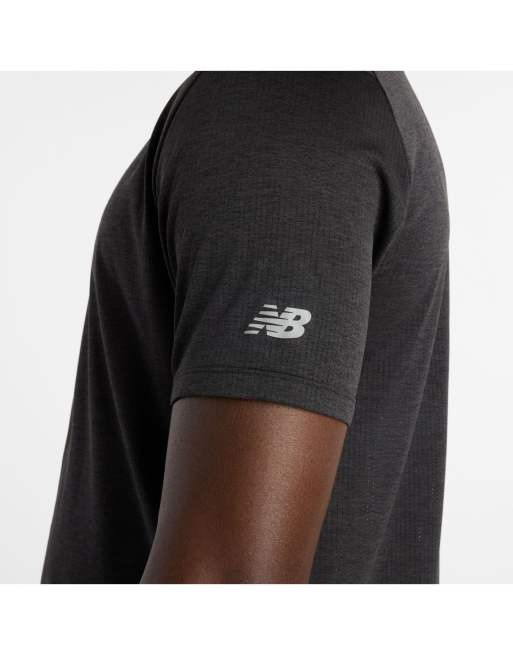New Balance – Sport Essentials V2 – T-Shirt in Schwarz mit Grafik, 4 von 4