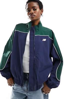 New Balance - Sportswear Greatest Hits - Webjacke in Grün und Marineblau