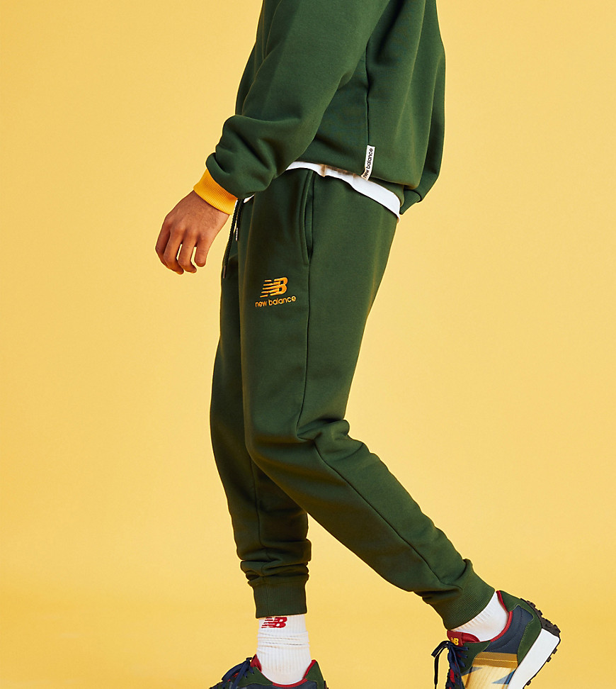 New Balance - Sweatpants met logo in groen - exclusief bij ASOS
