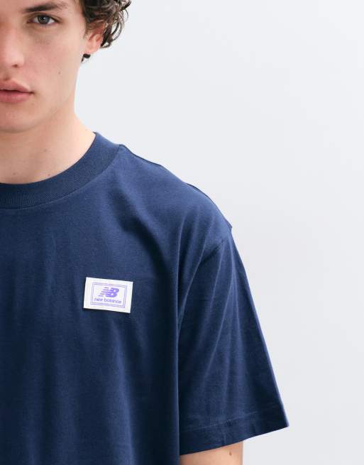 New Balance T-shirt con etichetta tessuta in blu navy e rosa, 2 di 5