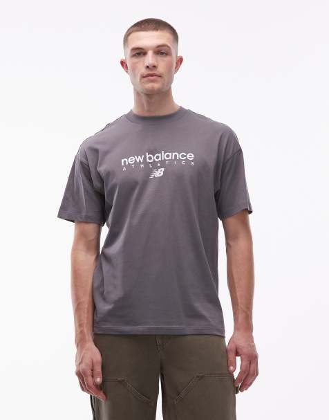 New Balance – T-Shirt in Dunkelgrau mit linearem Grafikmotiv - view 1