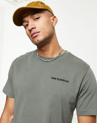 New Balance – T-Shirt in Khaki und Schwarz mit linearem Logo