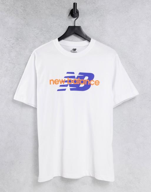 New Balance – T-Shirt in Weiß und Blau mit großem Logo, exklusiv bei ASOS 