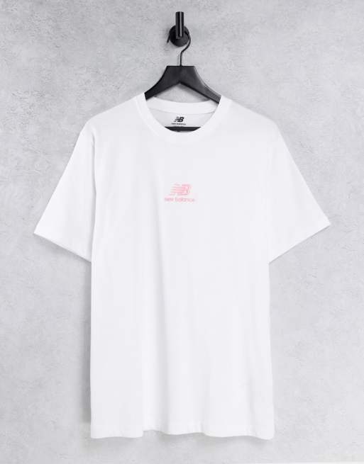 New Balance – T-Shirt in Weiß und Rosa mit gestapeltem Logo, exklusiv bei ASOS