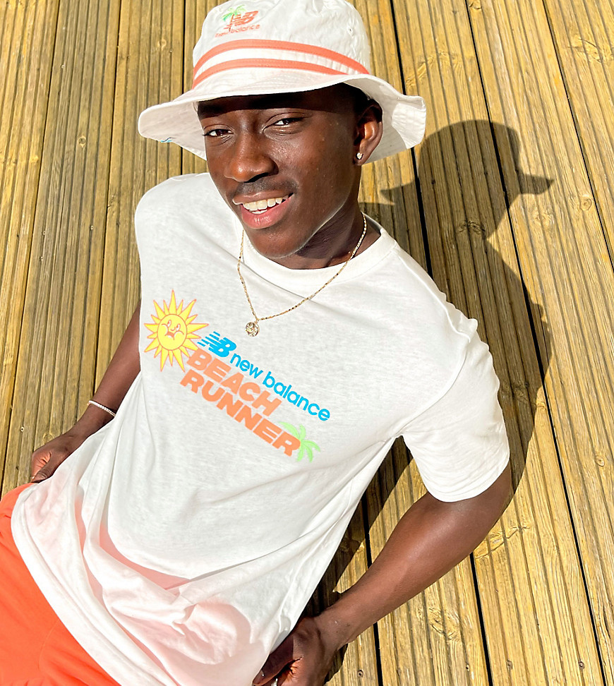 New Balance - T-shirt met Beach runner-print in gebroken wit - exclusief bij ASOS