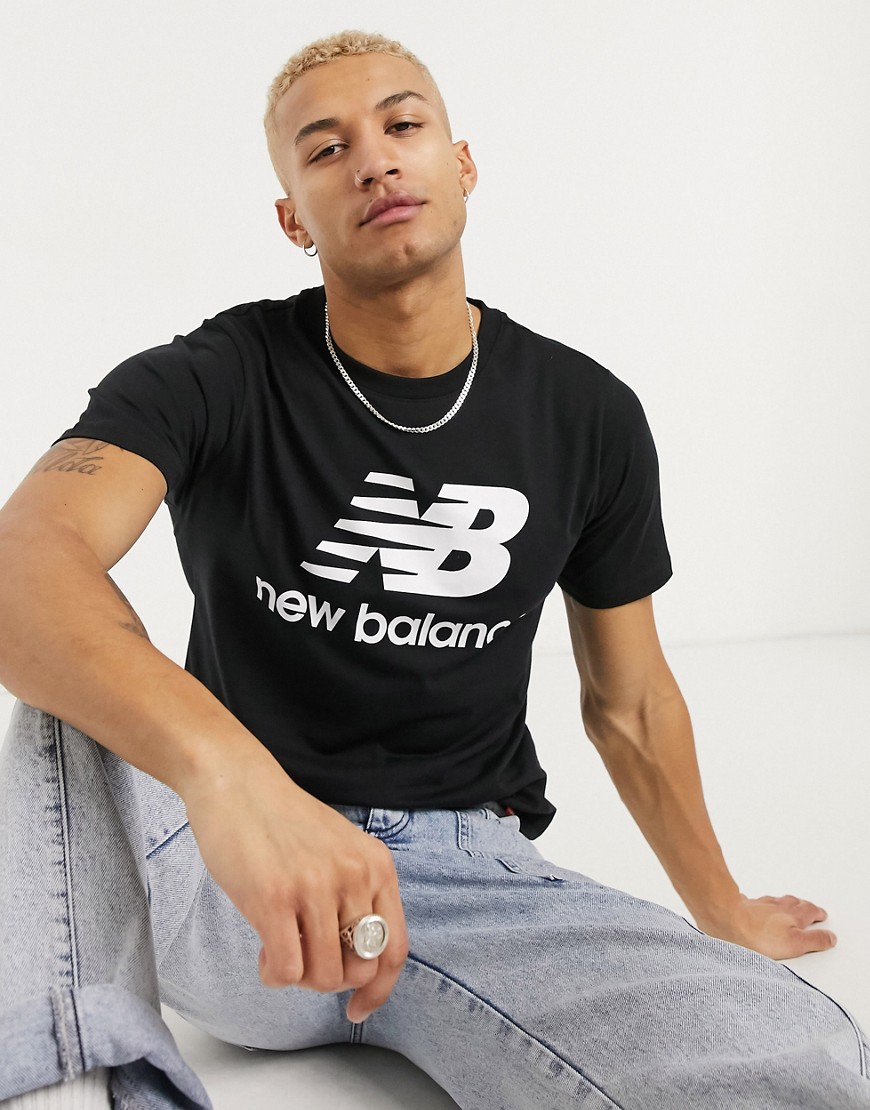 New Balance - T-shirt nera con logo sul petto-Nero