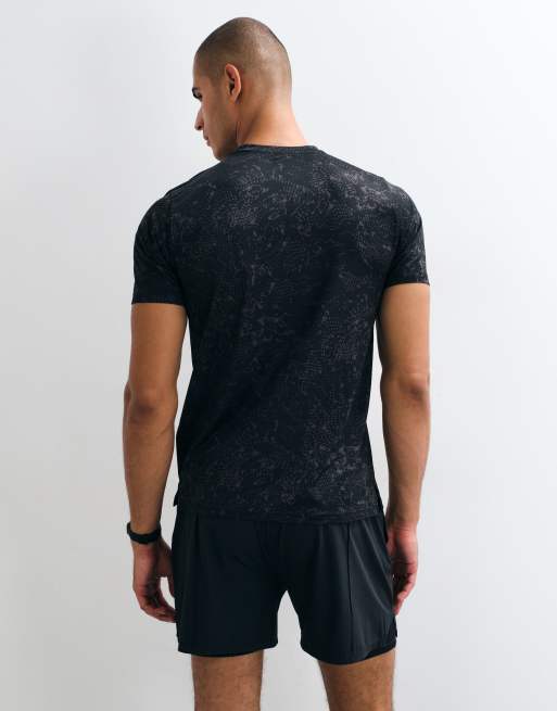 New Balance T-shirt sportiva essenziale stampata nera e grigia, 5 di 5