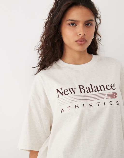 New Balance Trackside oversize t-shirt w kolorze beżowym
