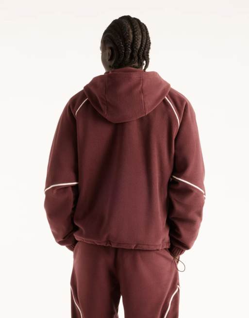 New Balance Trackside Polarfleece-Kapuzenpullover in Cherry Leather, 4 von 4
