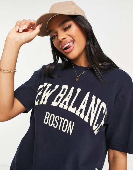 New Balance Unisex– Granatowy T-shirt w uczelnianym stylu, 3 z 4