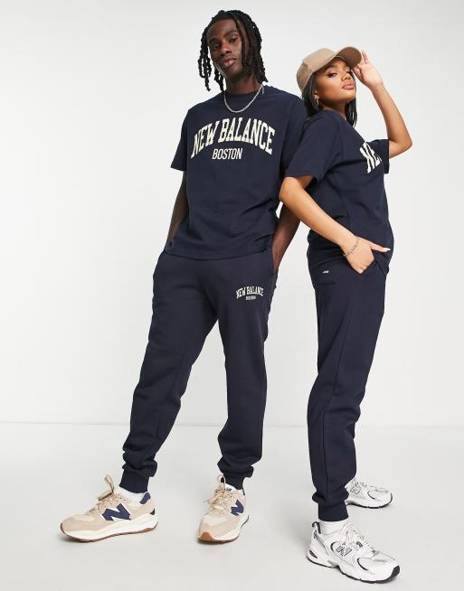 New Balance Unisex– Granatowy T-shirt w uczelnianym stylu, 4 z 4