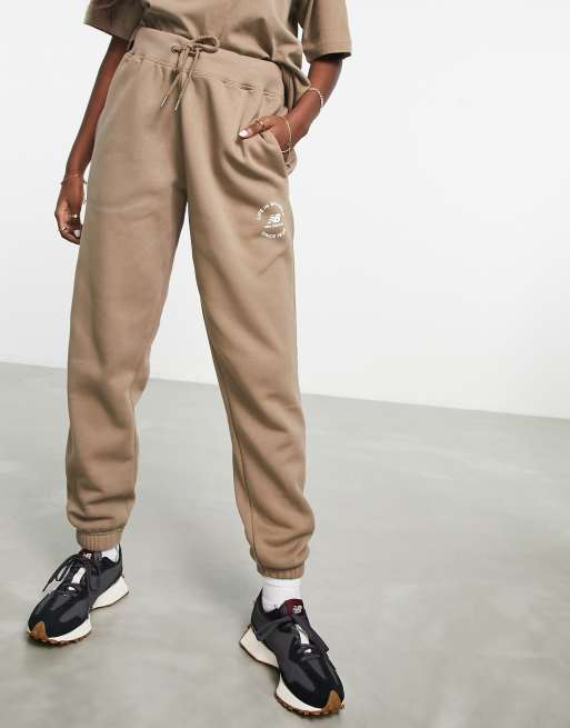 New Balance – Unisex-Jogginghose in Pilzgrau mit „Life in Balance“-Print, 3 von 4