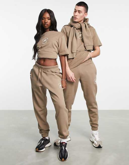 New Balance – Unisex-Jogginghose in Pilzgrau mit „Life in Balance“-Print, 4 von 4