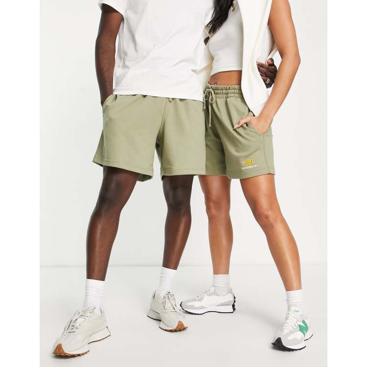 tiburón para justificar Cordelia New Balance Unisex logo shorts in olive green | ASOS