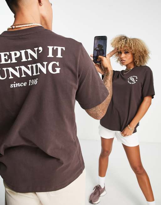 Centrar Hacer un poco New Balance Unisex runners club T-shirt in dark brown - Exclusive to ASOS |  ASOS