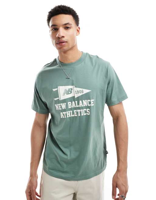 New Balance – Varsity – T-Shirt in Grün mit Wimpel-Print