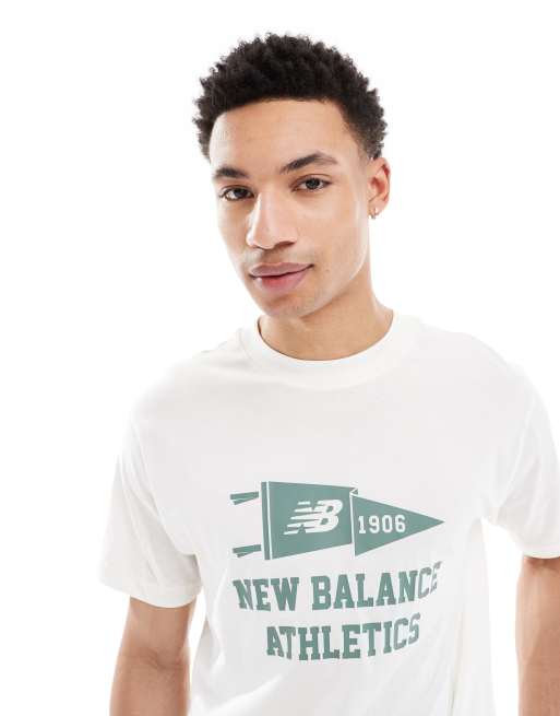 New Balance – Varsity – T-Shirt in Weiß mit Wimpel-Print