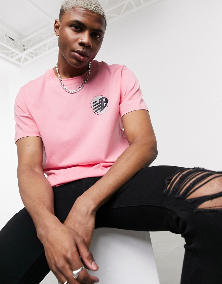 New Balance – Wild Pack – Rosa t-shirt med tryck baktill