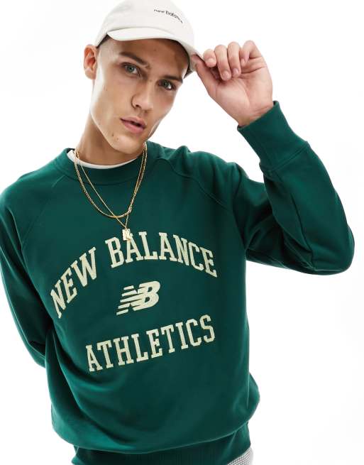New Balance – Zielona bluza w uczelnianym stylu