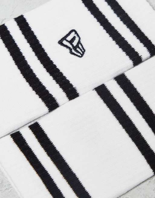 New Era – 3er-Pack Socken in Weiß mit Streifen und Logo, 2 von 4