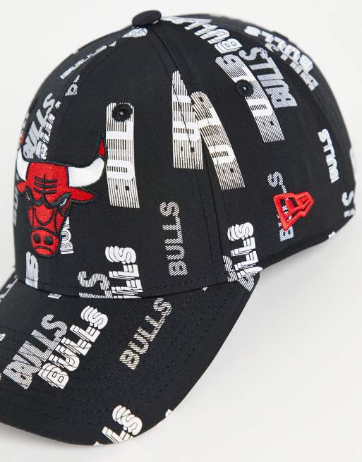 New Era – 9FORTY – Chicago Bulls – Svart baseballkeps med loggmönster, 4 av 4