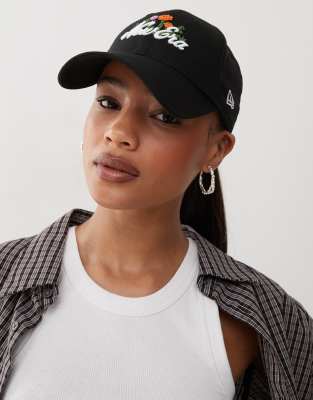 New Era - 9Forty - Kappe in Schwarz mit Logo-Schriftzug und perlenbesetzter Blumenstickerei