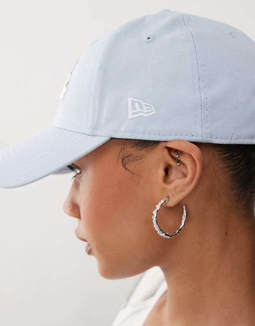 New Era - 9Forty - Lyseblå kasket med tekstlogo og perlebesat blomsterlogo, 2 af 3