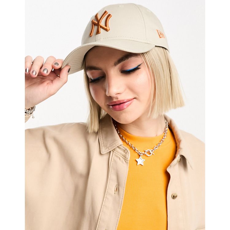 beige yankees hat outfit