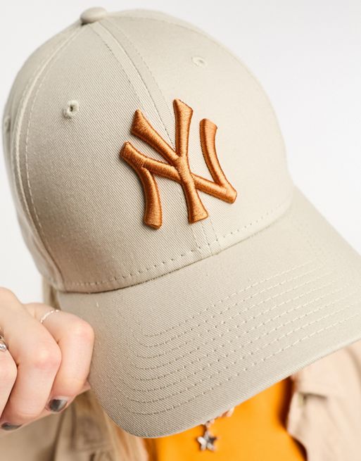 New Era 9Forty NY cap in beige