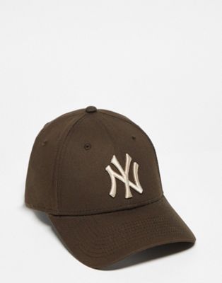 New Era 9forty NY unisex cap in brown with off white logo