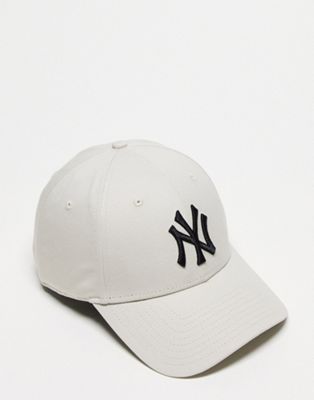New Era 9forty NY Yankees unisex cap in beige