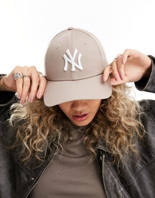 New Era 9Forty NY Yankees cap in beige