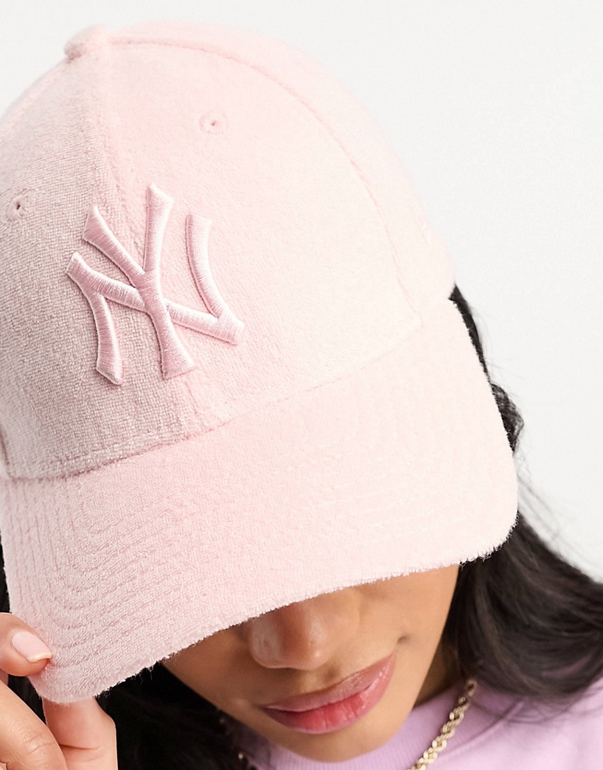 New Era 9forty NY Yankees cap in pink towelling